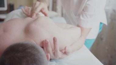 Çekici bir erkek olan bir sırt masajı sırt masajı yapıyor terapist portre