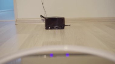 Otomatik Vakum temizlik robotu gidiş istasyonu şarj etmek için.