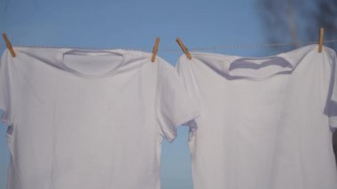 T-shirt ve mavi gökyüzü