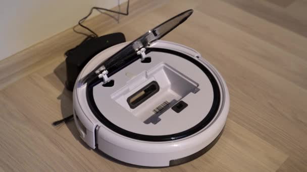 Robotic vacuum cleaner — Stock Video