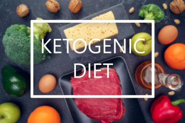 Fotoğraf Studio boş siyah arka plan üzerine ketogenic diyet ürünleri.