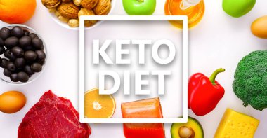 Üstünde tepe-in parça et, balık, peynir, yumurta, sebze, meyve, zeytin, ceviz beyaz arka plan üzerinde görüntü. Ketogenic diyet için malzemeler.