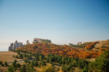 Resim güzel dağ manzarası, bulutlu gökyüzü, yol, tepeler