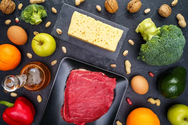 Immagine di prodotti per la dieta su sfondo nero vuoto . — Foto Stock
