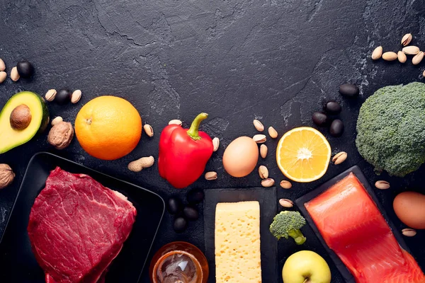 Élelmiszer-ipari termékek a kő asztal képe. Üres hely-ra tető-szöveg. — Stock Fotó