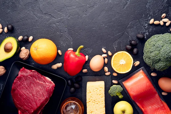 Imagen de productos alimenticios sobre mesa de piedra. Espacio vacío en la parte superior para texto . — Foto de Stock