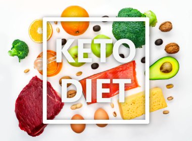 Üstünde tepe-in parça et, balık, peynir, yumurta, sebze beyaz arka plan üzerinde görüntü. Ketogenic diyet için malzemeler.