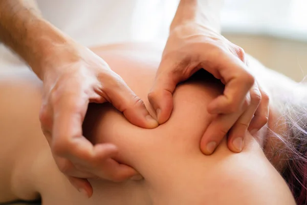 Изображение массажера рук, делающего массаж молодой девушке . — стоковое фото