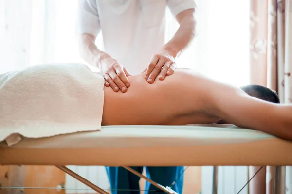 Foto de hombre terapeuta dando masaje al hombre  . — Foto de Stock