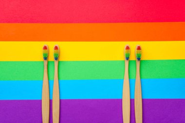 Fotoğraf üstünde tepe-in dört diş fırçaları.