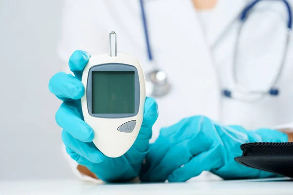 Foto di mano del tecnico con glucometro  . — Foto Stock