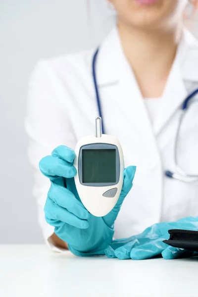 Foto van artsen hand met glucometer. — Stockfoto