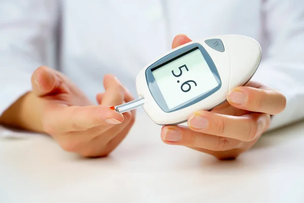 Foto van patiënten hand met glucometer. — Stockfoto