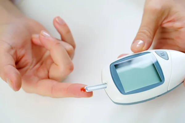 Photo of mans hand with glucometer — Stock Photo, Image