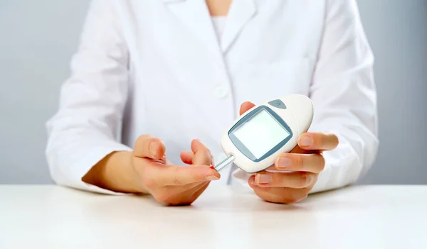 Foto van artsen hand met glucometer. — Stockfoto