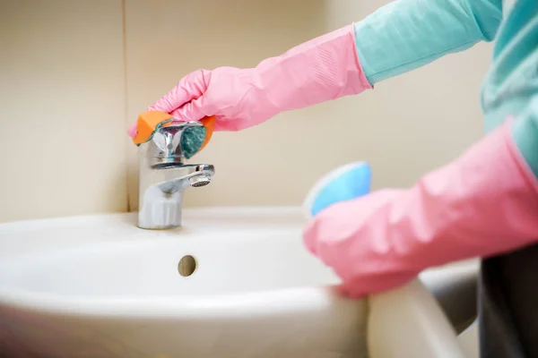 Foto van vrouw handen in roze rubberen handschoenen wassen wastafel in Bad — Stockfoto