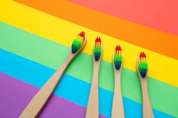 Imagen de cuatro cepillos de dientes situados en el centro . — Foto de Stock