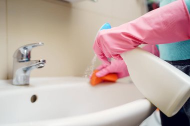 Kadın görüntüsünü lavabo, banyo yıkama pembe lastik eldiven eller