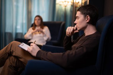 Adam psikolog ve office istişare kadın resmi.