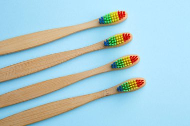 Gökkuşağı renginde kıllar ile dört diş fırçaları resmini.