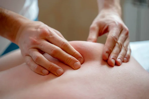 Immagine dall'alto di mani di uomo che massaggia la donna . — Foto Stock