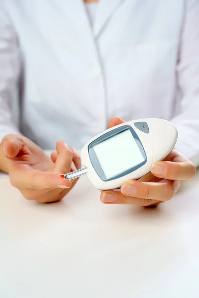 Picture of patients hand with glucometer. — Stock Photo, Image