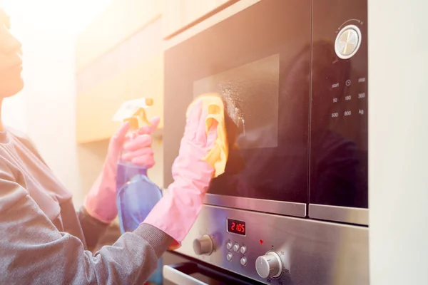 Immagine Mani Femminili Guanti Gomma Con Straccio Detergente Pulizia Microonde — Foto Stock