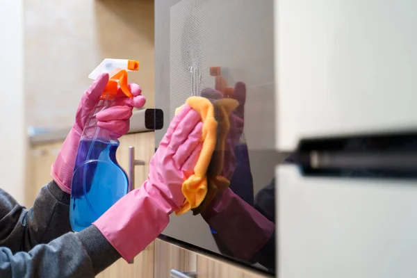 Kadının fotoğrafını bez ve deterjan temizlik mikrodalga ile lastik eldiven eller. — Stok fotoğraf