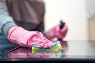 Pembe eldiven sünger ve fırın yıkama sprey ile kadının fotoğrafını eller .