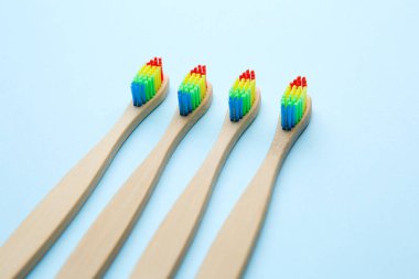 Gökkuşağı renginde kıllar ile dört diş fırçaları görüntüsünü.