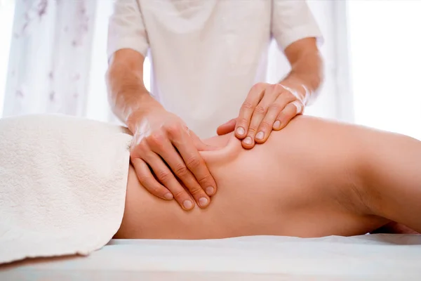 Hombre terapeuta masaje hombre espalda . —  Fotos de Stock