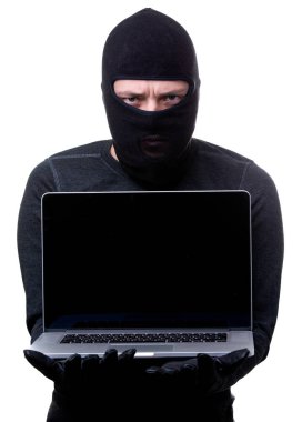 Siyah giyen hırsız el laptop ile maske.