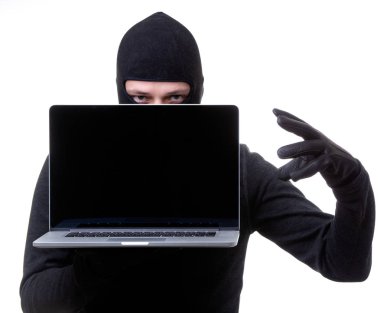 Elinde boş ekranlı dizüstü bilgisayar ile siyah maskeli hacker.