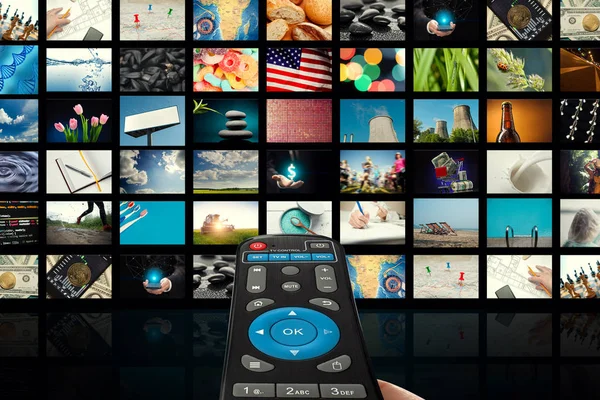 Televisor con imágenes de televisión inteligente y control remoto, primer plano . —  Fotos de Stock