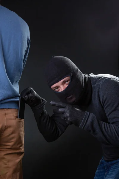 Ladrão em solteiro rouba carteira de bolso no homem . — Fotografia de Stock