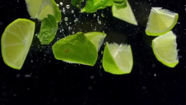 Limão pingado em água — Vídeo de Stock