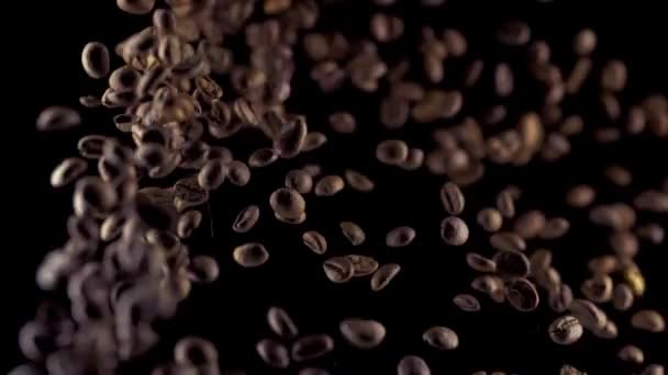 Fallande kaffe beansin Slowmotion — Stockvideo