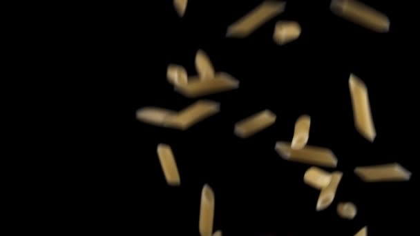 Penne-Nudeln fallen um. — Stockvideo