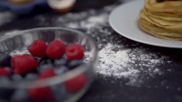 Pfannkuchen mit Beeren. — Stockvideo