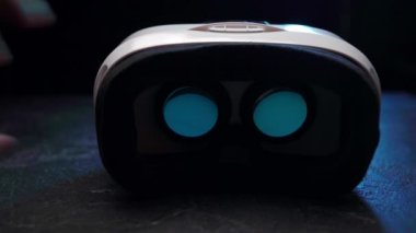 Vr gözlük beyaz arka plan, kalkış eller mans. Sanal gerçeklik maskesi ile yeşil perde. Yakın çekim. 4 k Uhd video. Modern teknolojileri kavramı.