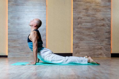 Adam mavi mat yoga uygulamaları .