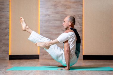 Mavi mat ellerde ayakta iken erkek uygulamaları yoga .