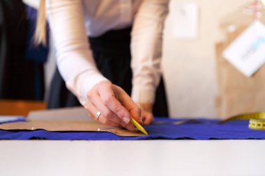 Tebeşir, bez ve parça ile kadın terzieller yakın çekim fotoğraf.