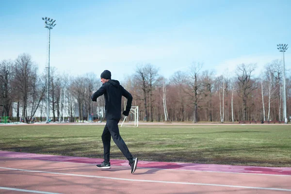 运动人在春季慢跑时穿过体育场的形象 . — 图库照片
