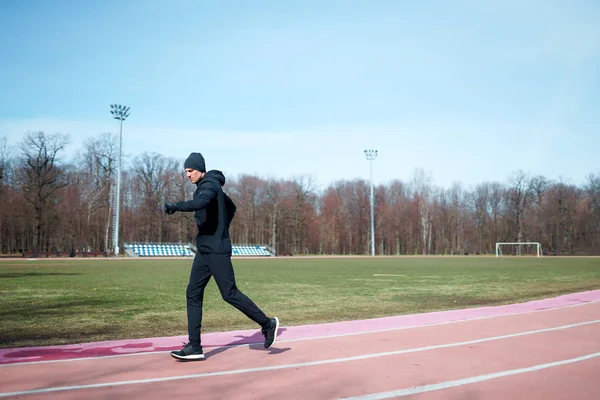 Afbeelding van atleet man loopt door Stadion tijdens de lente JOG . — Stockfoto