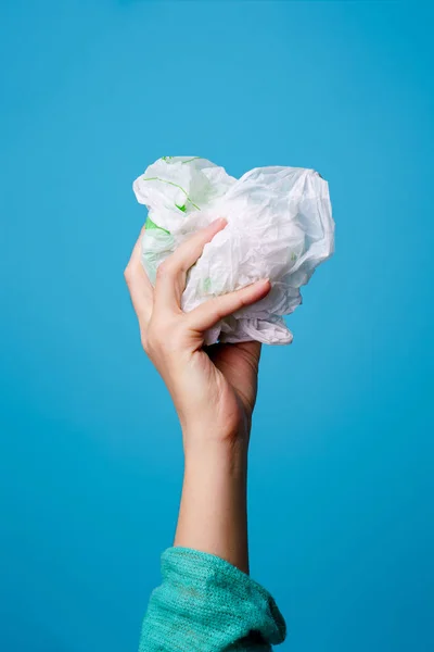 Las manos mantienen la basura sobre un fondo blanco — Foto de Stock