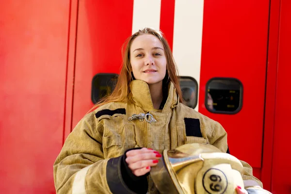 Photo of fire woman standing at fire truck — Stock Photo, Image