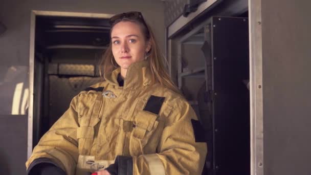 Porträt einer Feuerwehrfrau im Feuerwehrauto. — Stockvideo