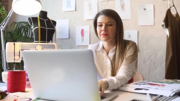 Жіночий Кравець робота в ноутбуці. — стокове відео