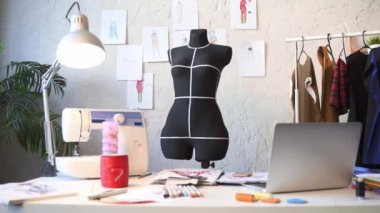 Moda stüdyosunda terzimanken.